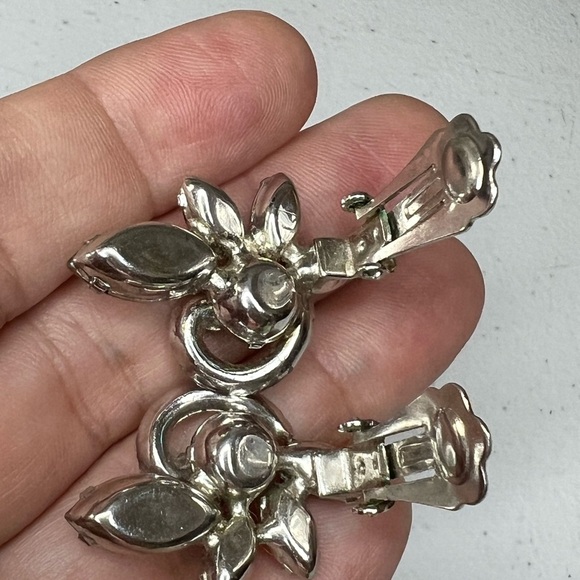 VINTAGE SIGNED WEISS CLEAR RHINESTONE CLIP ON EARRINGS - Picture 3 of 11